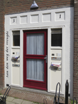 906934 Gezicht op de entree van de woningen Louis Couperusstraat 1-3 te Utrecht, met links op de ombouw geschilderd de ...